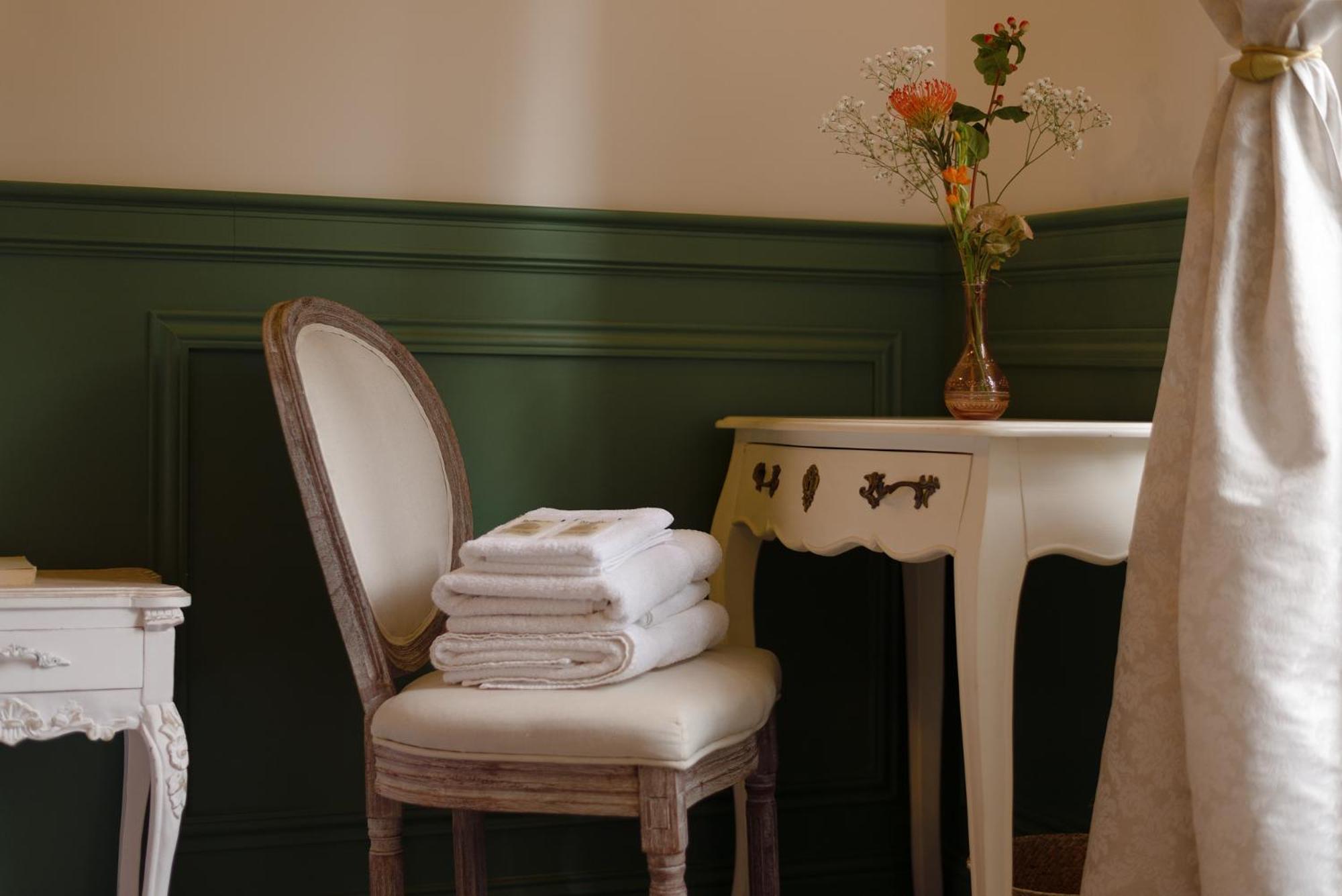 לינה וארוחת בוקר אוטואר Manoir De Laroque Delprat מראה חיצוני תמונה
